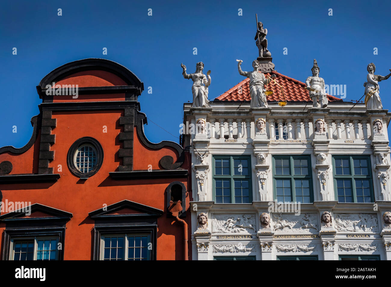 Parte superiore del vecchio e storico tenement case con grandi sculture e incisioni al mercato lungo in Gdansk, Polonia Foto Stock