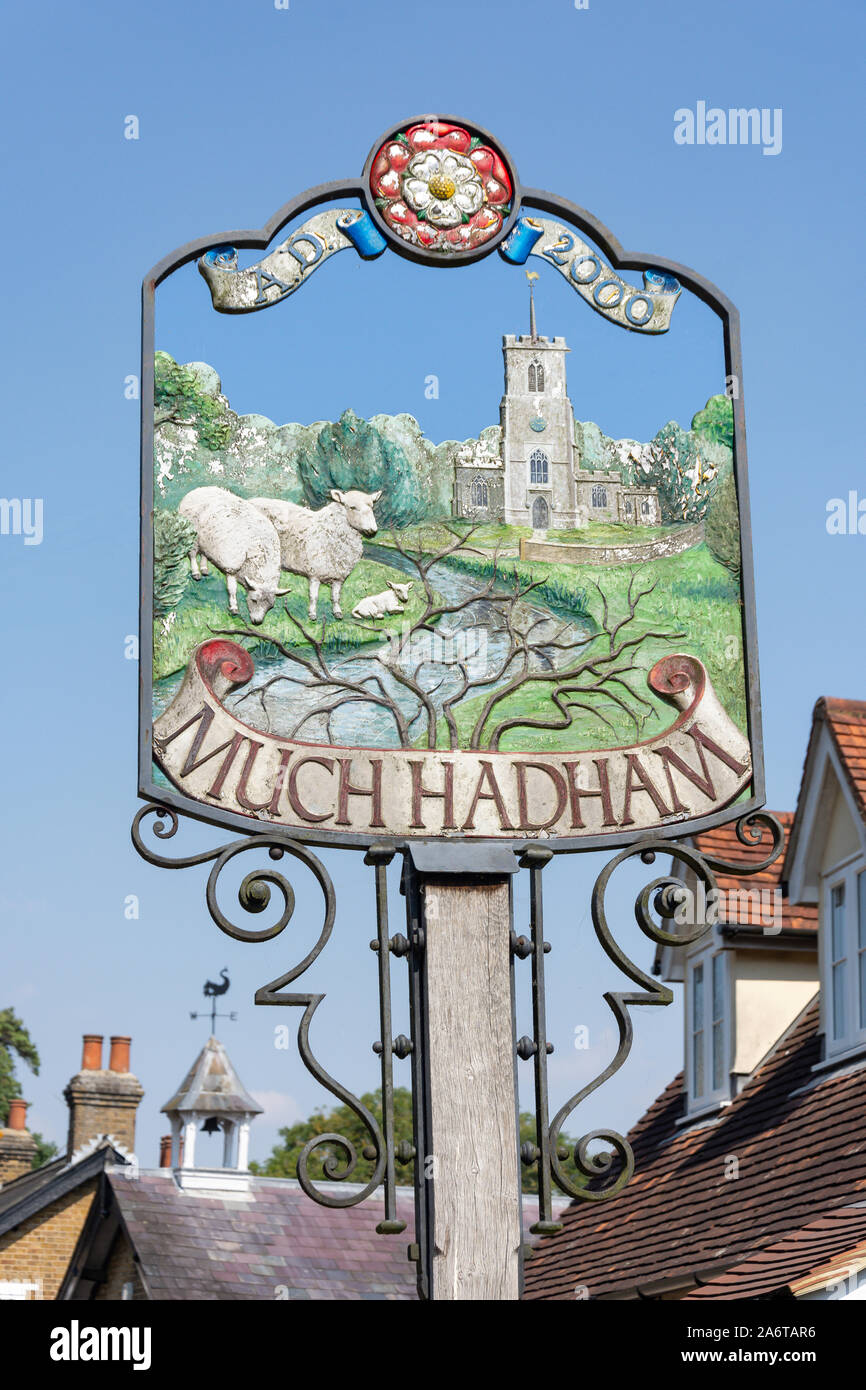 Segno di villaggio, High Street, molto Hadham Hertfordshire, England, Regno Unito Foto Stock