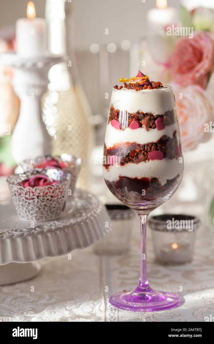 Un tradizionale lettone layered pane di segale dessert servito nel bicchiere da vino Foto Stock