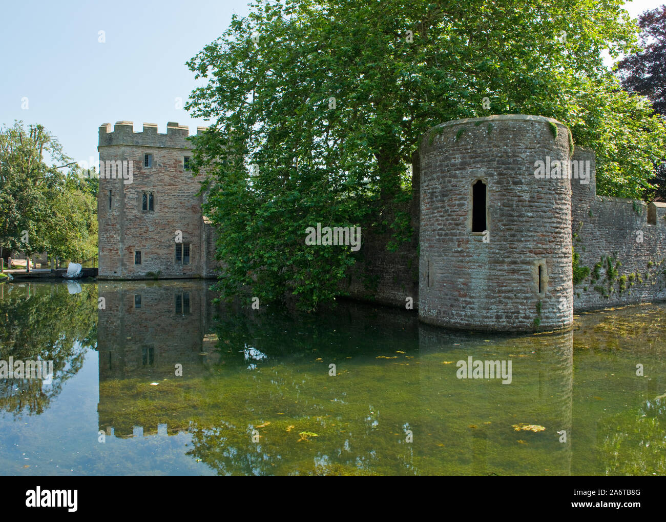 Gatehouse e il muro di cinta del Palazzo Vescovile. Pozzetti, Somerset, Inghilterra Foto Stock