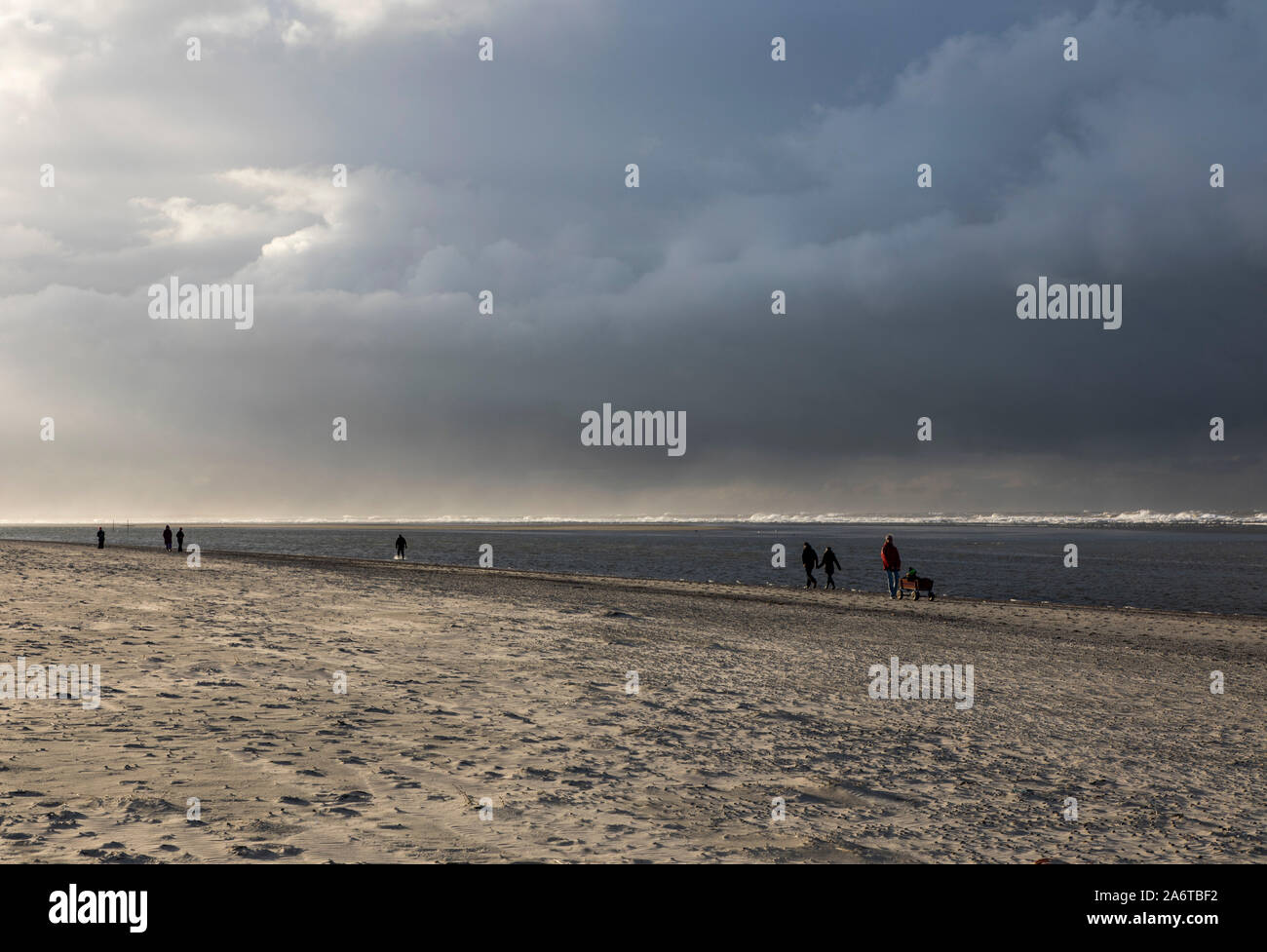 Isola del Mare del Nord Spiekeroog, Frisia orientale, in inverno, escursionista al beachGermany Foto Stock