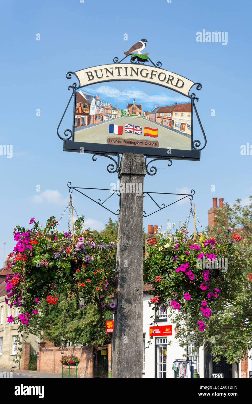 Città segno, High Street, Buntingford, Hertfordshire, England, Regno Unito Foto Stock