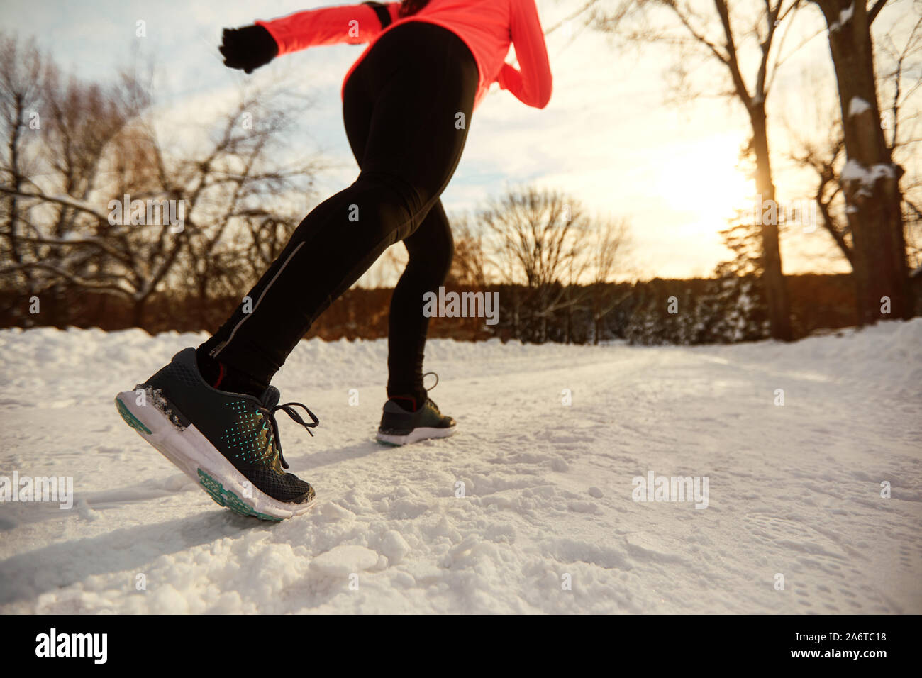 Primo piano della ragazza del runner in piedi il parco in inverno Foto Stock