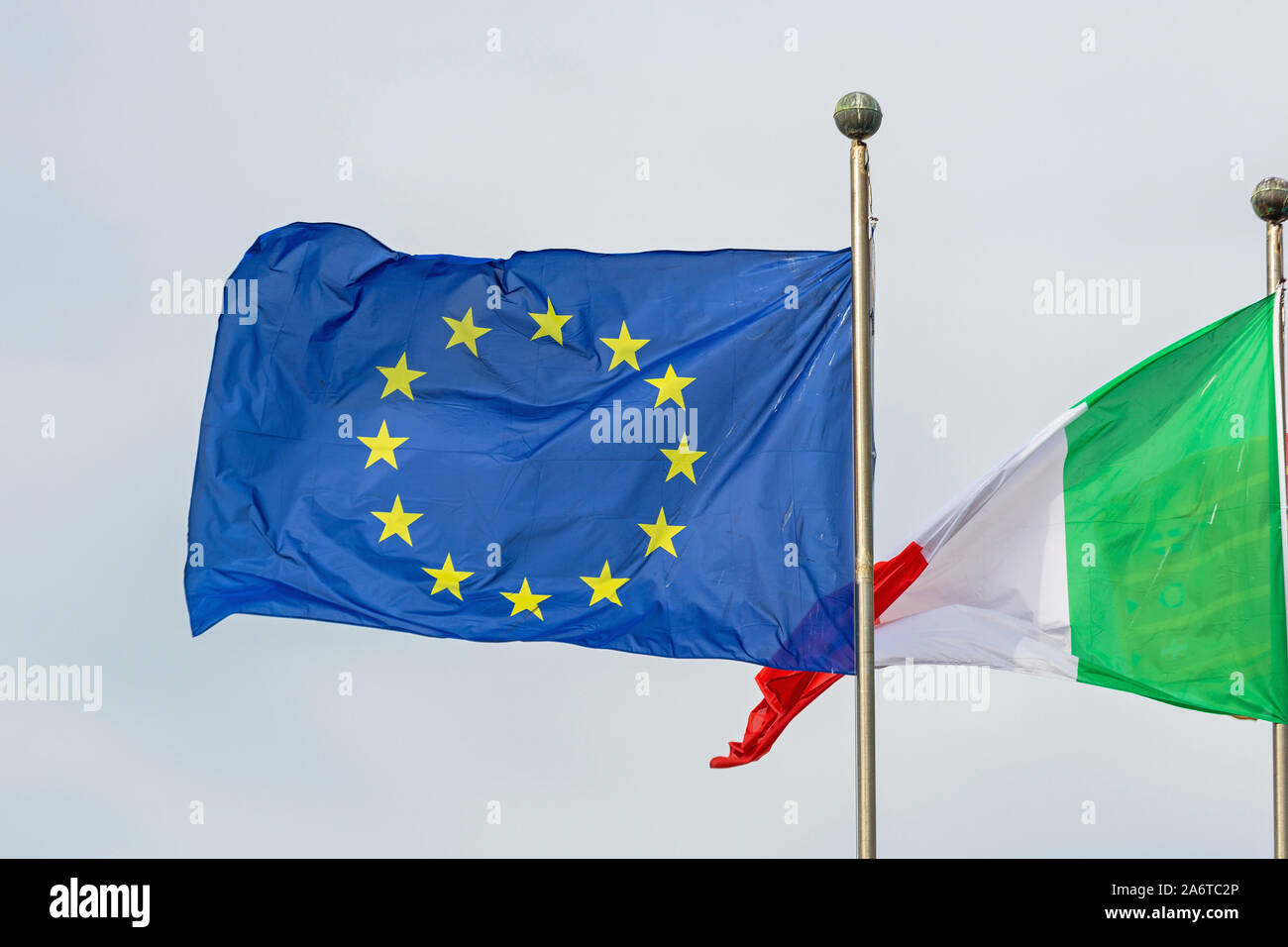 Unione Europea Unione Europea e bandiere italiane insieme Foto Stock