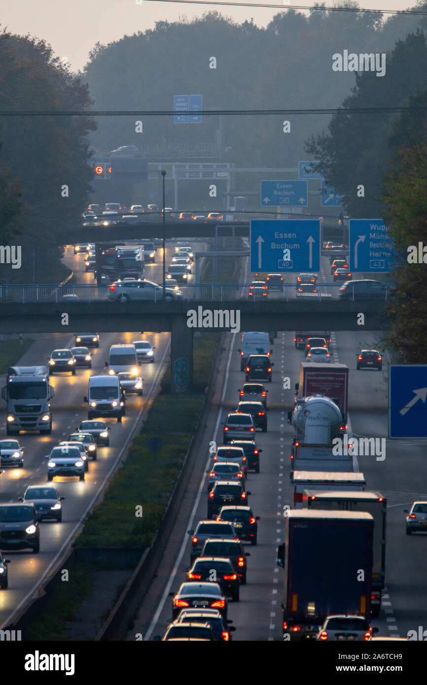 Autostrada A40, Ruhrschnellweg, vicino a Bochum, Germania, pesante dopo il traffico di lavoro nella parte anteriore del raccordo autostradale Bochum, A43, vista in direzione ovest, Foto Stock