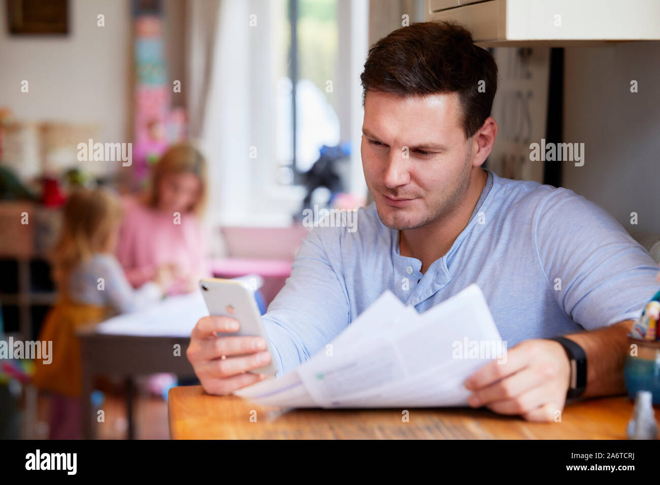 Uomo che guarda attraverso le sue fatture Foto Stock