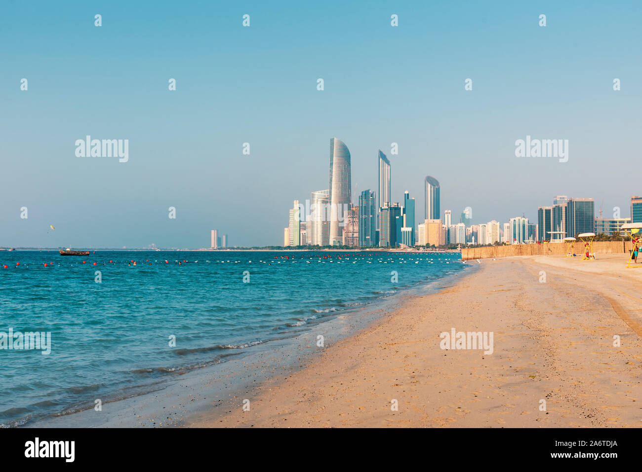 Abu Dhabi city beach nel centro cittadino e la zona a piedi con landmark view Foto Stock