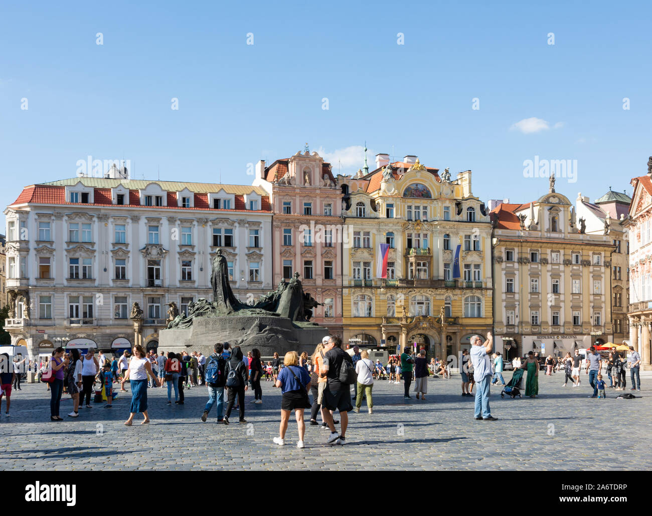 Praga, Repubblica Ceca - 3 settembre: turisti presso la piazza della città vecchia di Praga, Repubblica Ceca il 3 settembre 2019. Foto Stock