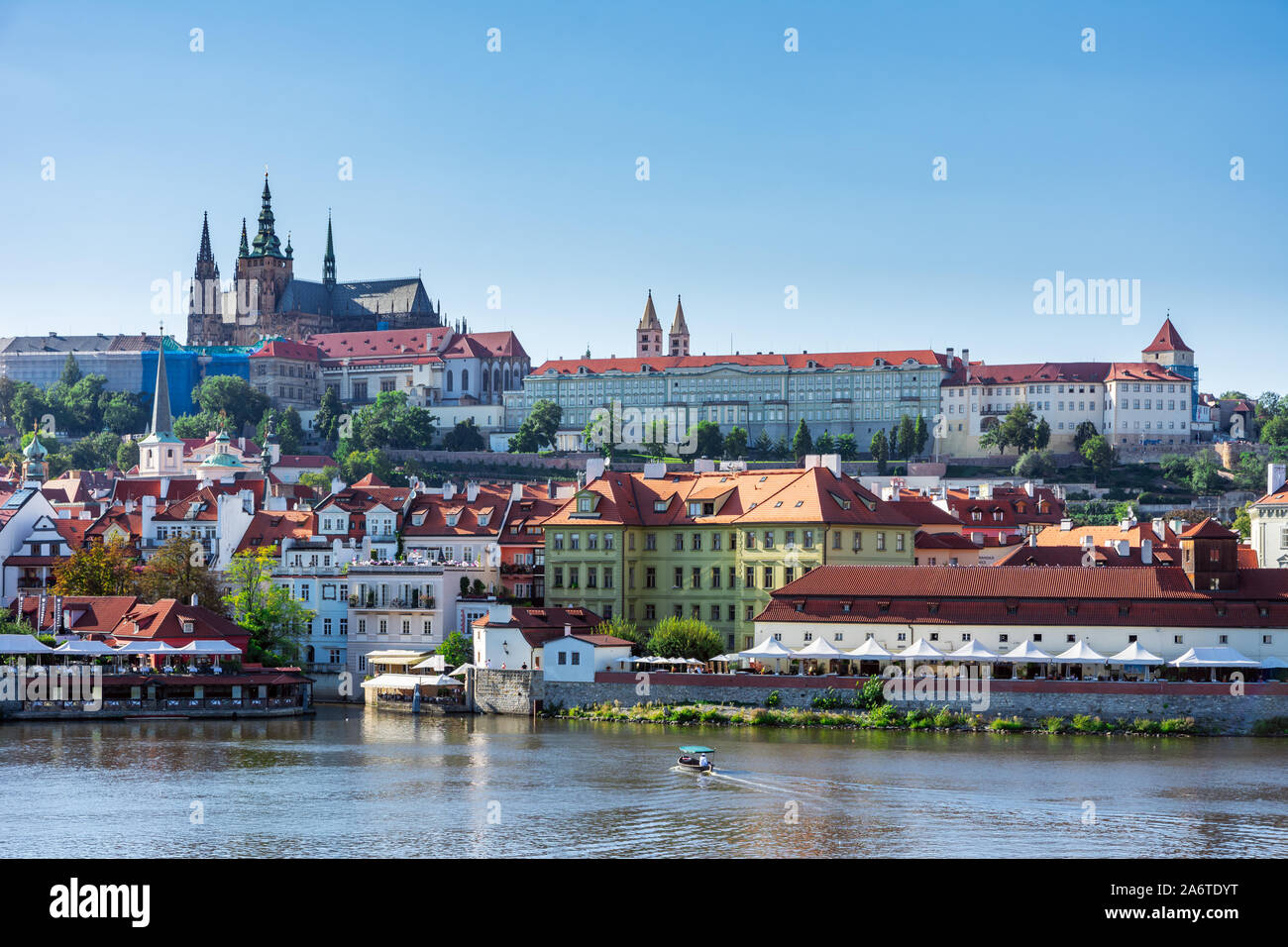Praga, Repubblica Ceca - 3 settembre: il castello di Hradcany sul fiume Moldava a Praga Repubblica Ceca il 3 settembre 2019. Foto Stock