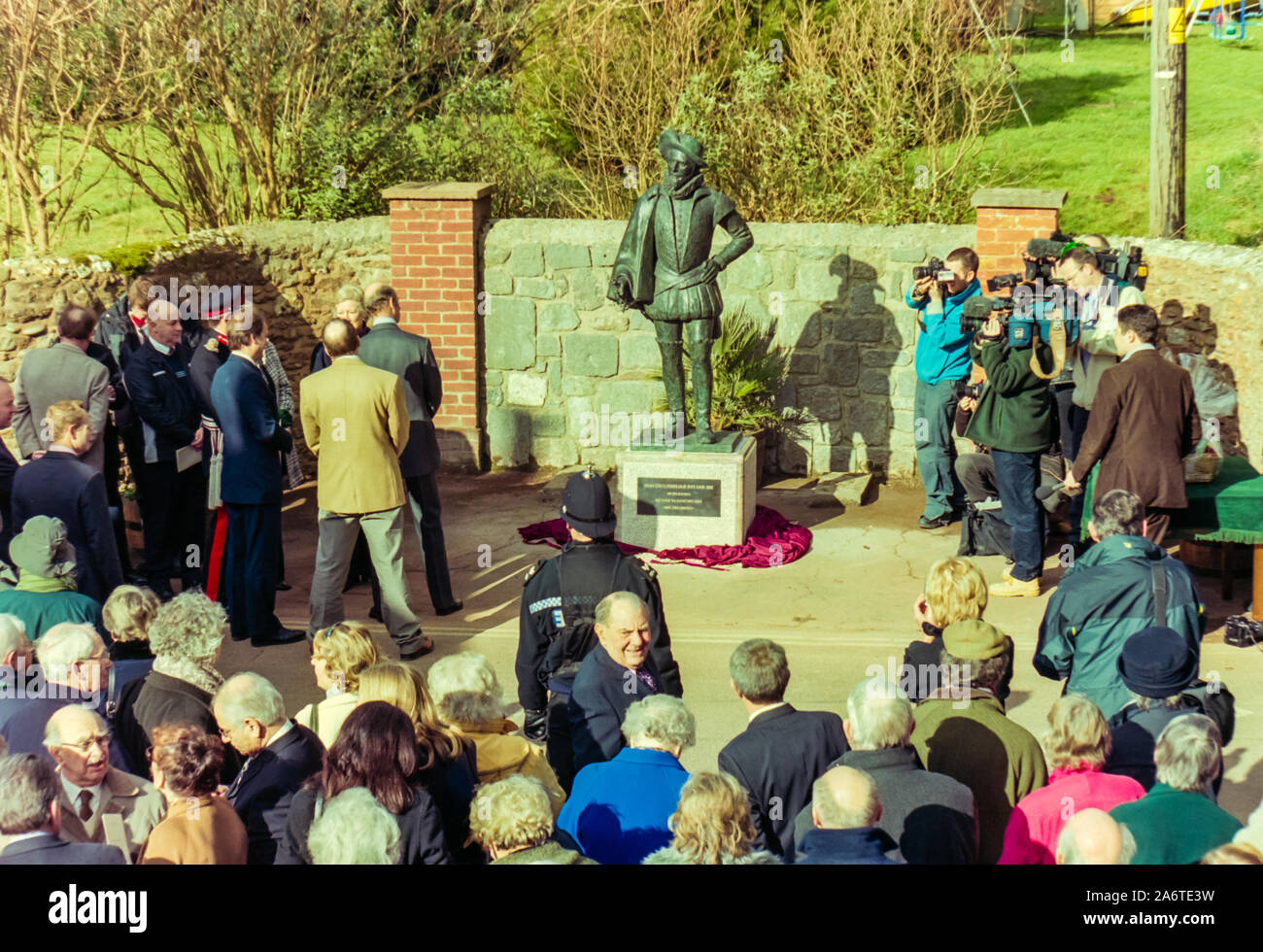 Il Duca di Kent, il Lord Luogotenente del Devon e la nostra MP, svelando la statua di Sir Walter Raleigh in East Budleigh - Feruary 2006. Foto Stock