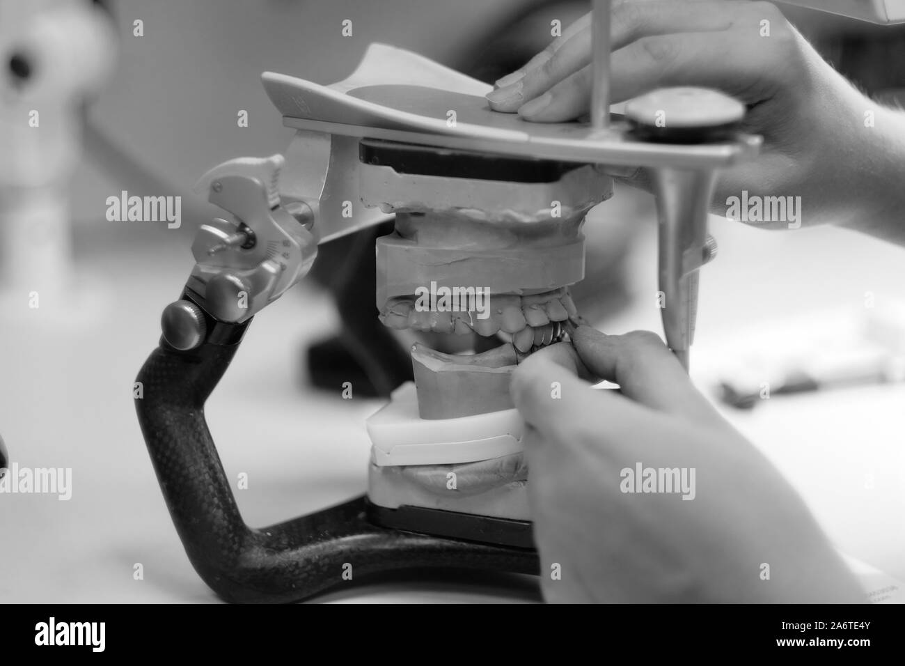 Le mani di uno specialista nel processo di fabbricazione di una protesi in un laboratorio odontotecnico Foto Stock Le mani di uno specialista nel processo di fabbricazione di una protesi in un laboratorio odontotecnico Foto Stock