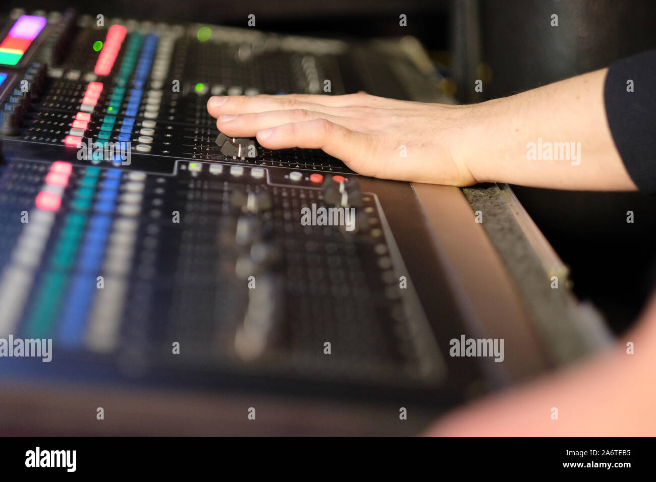 Il tecnico del suono al lavoro dietro una console di mixaggio in un concerto Foto Stock Il tecnico del suono al lavoro dietro una console di mixaggio in un concerto Foto Stock
