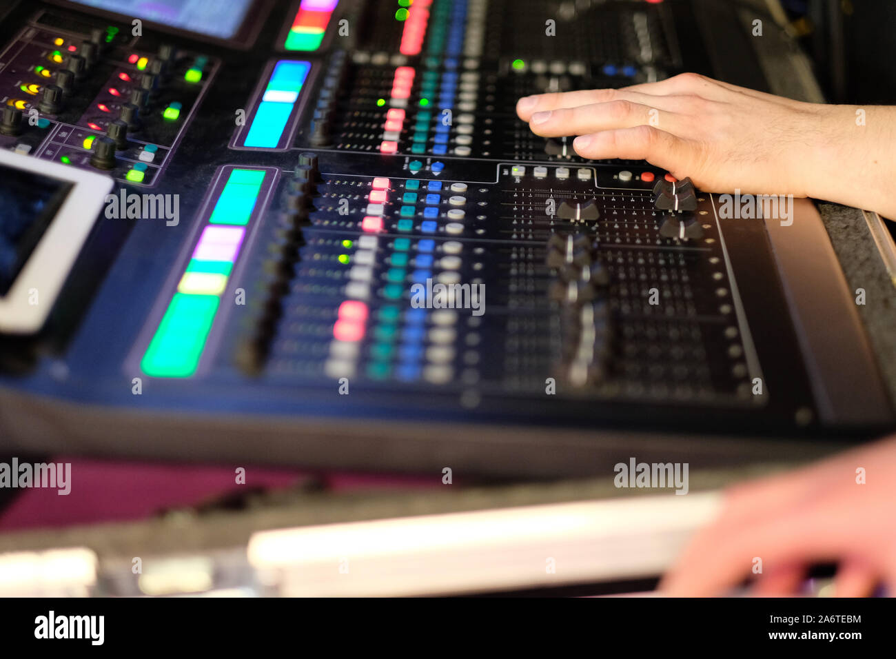 Il tecnico del suono al lavoro dietro una console di mixaggio in un concerto Foto Stock Il tecnico del suono al lavoro dietro una console di mixaggio in un concerto Foto Stock