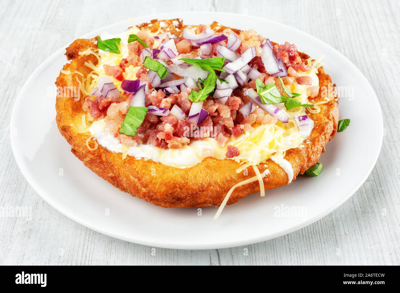 Langos con pancetta e formaggio - Ungherese impasto fritto cibo Foto Stock