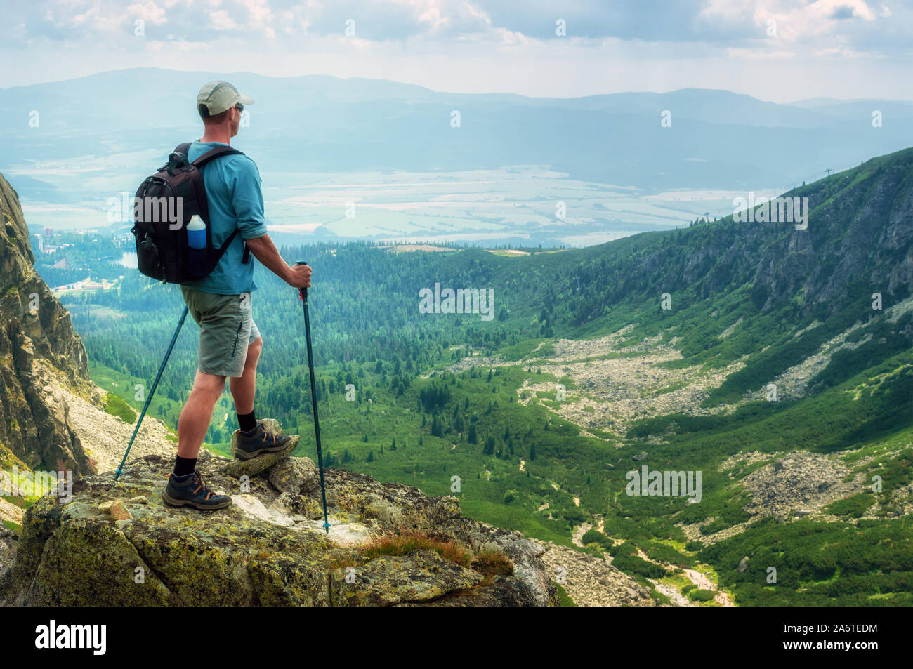 Escursionista con zaino sulla cima della montagna Foto Stock
