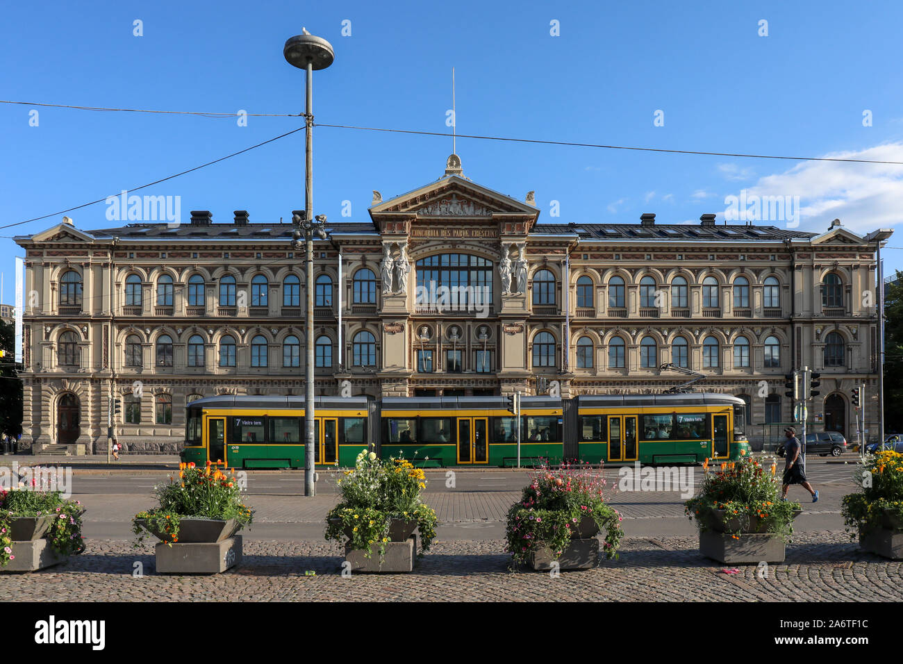 Ateneum Art Museum - progettato dall architetto Theodor Höijer - con il tram che passa a Helsinki in Finlandia Foto Stock
