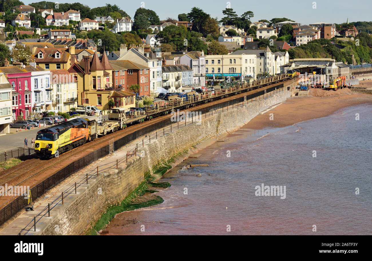 Un vuoto di cole il trasporto ferroviario di merci cwr treno che passa attraverso la parte superiore di Dawlish e croci per Classe 70 locomotive nn. 70812 (anteriore) e 70808. Foto Stock