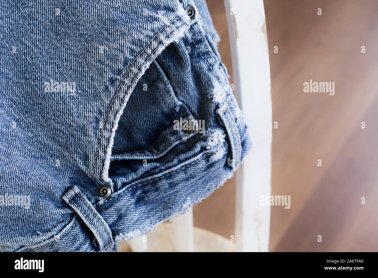 Sbiadito e indossato jeans sulla sedia Foto Stock