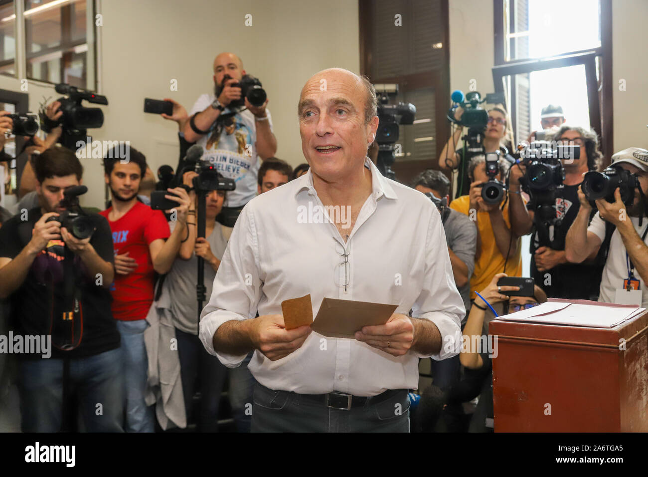 L'ing. Daniel Martinez, candidato per il Frente Amplio parte getta il suo voto a Montevideo.Il partito nazionale e il Frente Amplio partito andrà alla seconda tornata di novembre 27 dopo aver ottenuto la maggior parte dei cittadini con diritto di voto. Foto Stock