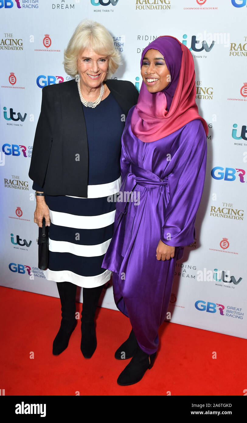 La duchessa di Cornovaglia con Khadijah Mellah durante la premiere di cavalcare un sogno al Ritzy Cinema, Brixton ovale, Londra. Foto Stock