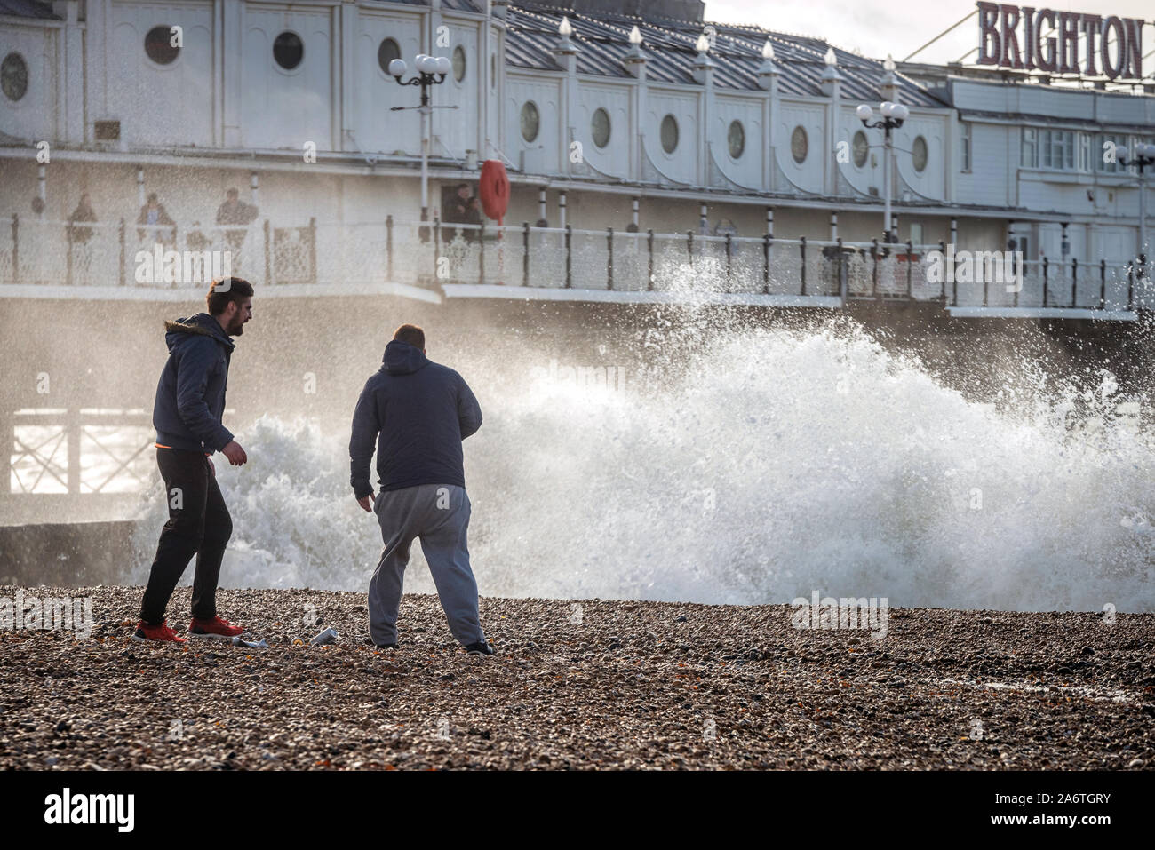 Onde ad alta marea sulla spiaggia di Brighton questa mattina Foto Stock