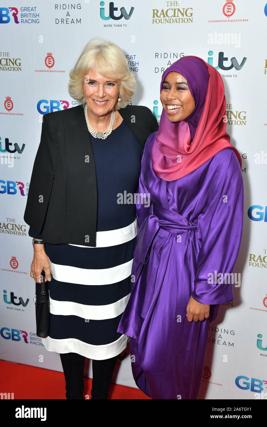 La duchessa di Cornovaglia con Khadijah Mellah durante la premiere di cavalcare un sogno al Ritzy Cinema, Brixton ovale, Londra. Foto di PA. Picture Data: lunedì 28 ottobre, 2019. Vedere PA storia ROYAL Camilla. Foto di credito dovrebbe leggere: Dominic Lipinski/PA FILO Foto Stock