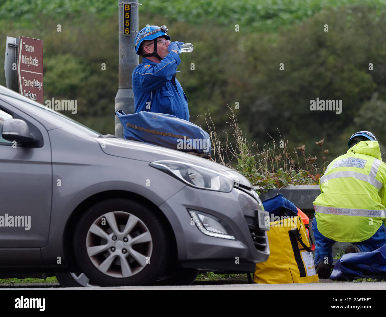 Il servizio di guardacoste membri aiuto ambulanza e polizia in un corpo di recupero, Newquay Cornwall Regno Unito Foto Stock