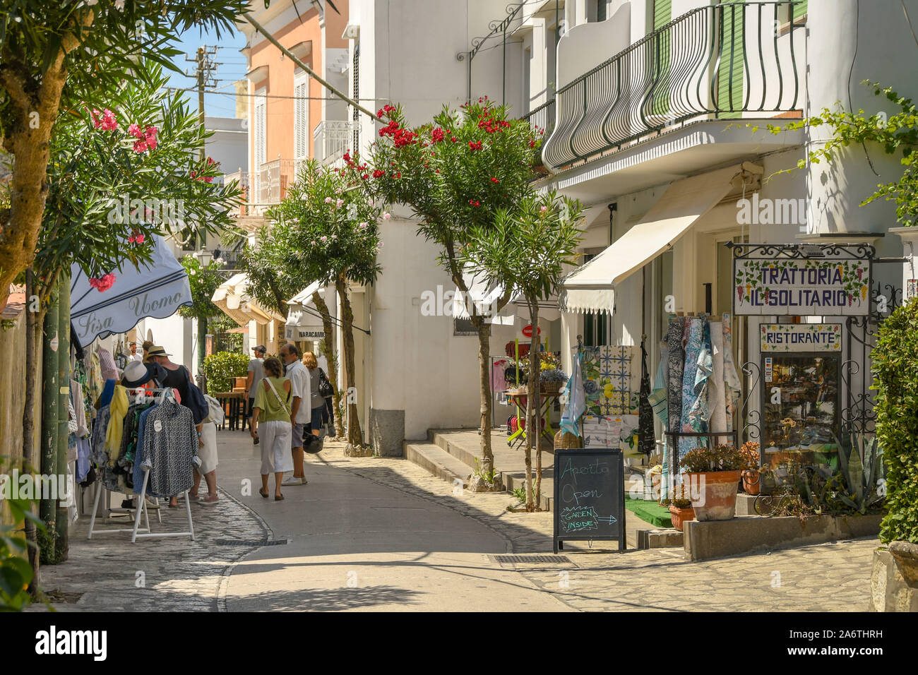 ANACAPRI ISOLA DI CAPRI, Italia - Agosto 2019: la gente in uno degli stretti vicoli della cittadina collinare di Anacapri sull'Isola di Capri. Foto Stock