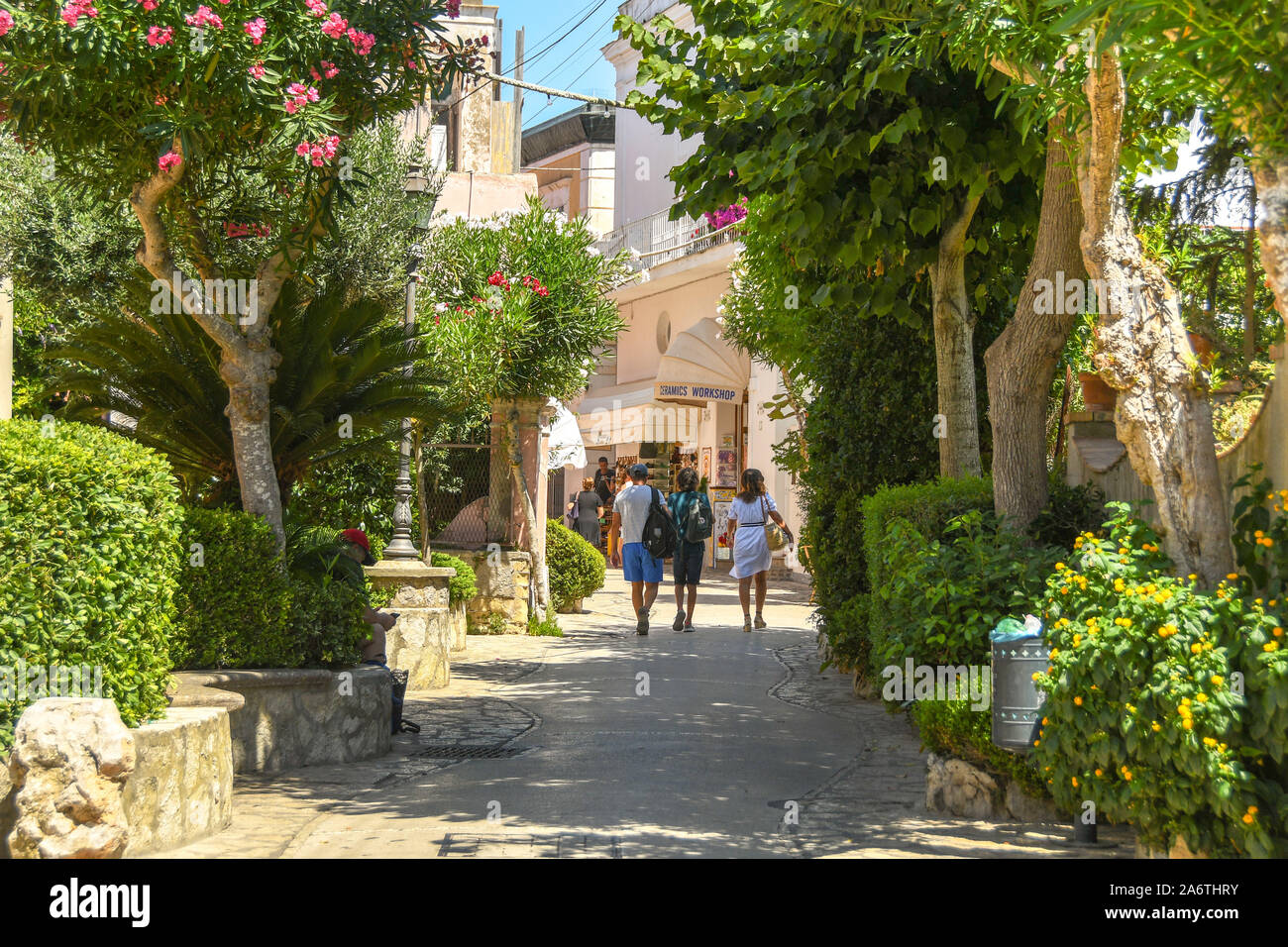 ANACAPRI ISOLA DI CAPRI, Italia - Agosto 2019: la gente in uno degli stretti vicoli della cittadina collinare di Anacapri sull'Isola di Capri. Foto Stock