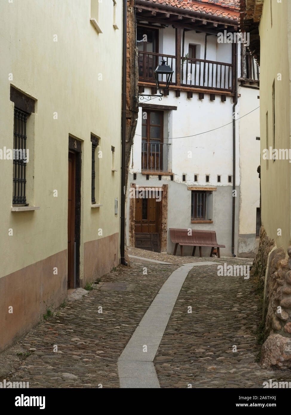 Covarrubias è una bellissima cittadina medievale dichiarato un ensemble artistico nella valle Arlanza a Burgos. Spagna Foto Stock