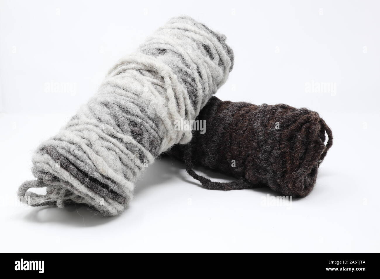 La lana e alpaca blend, filati corespun in naturali grigi e marroni e bianchi Foto Stock