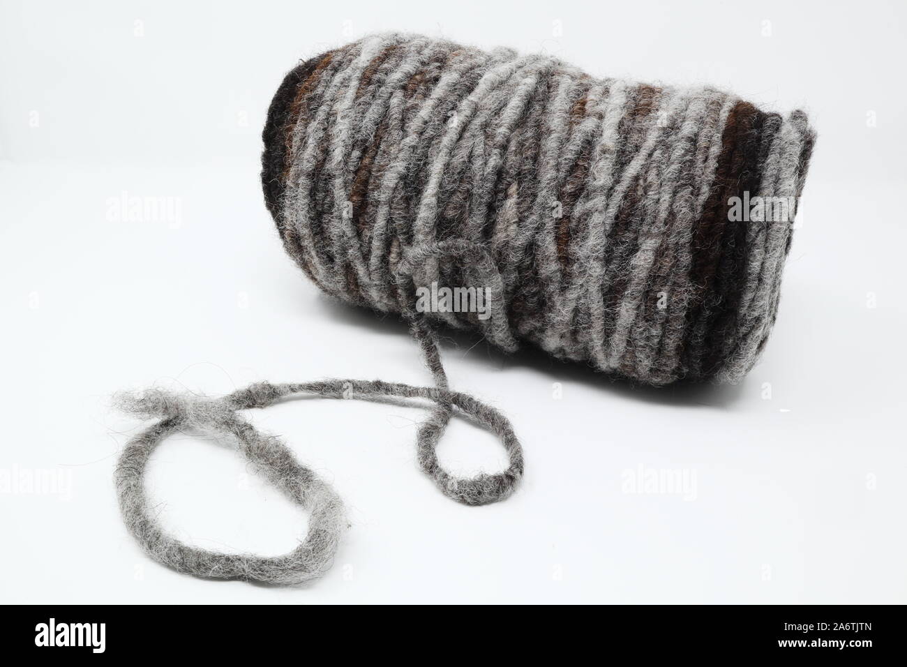La lana e alpaca blend, filati corespun in naturali grigi e marroni e bianchi Foto Stock