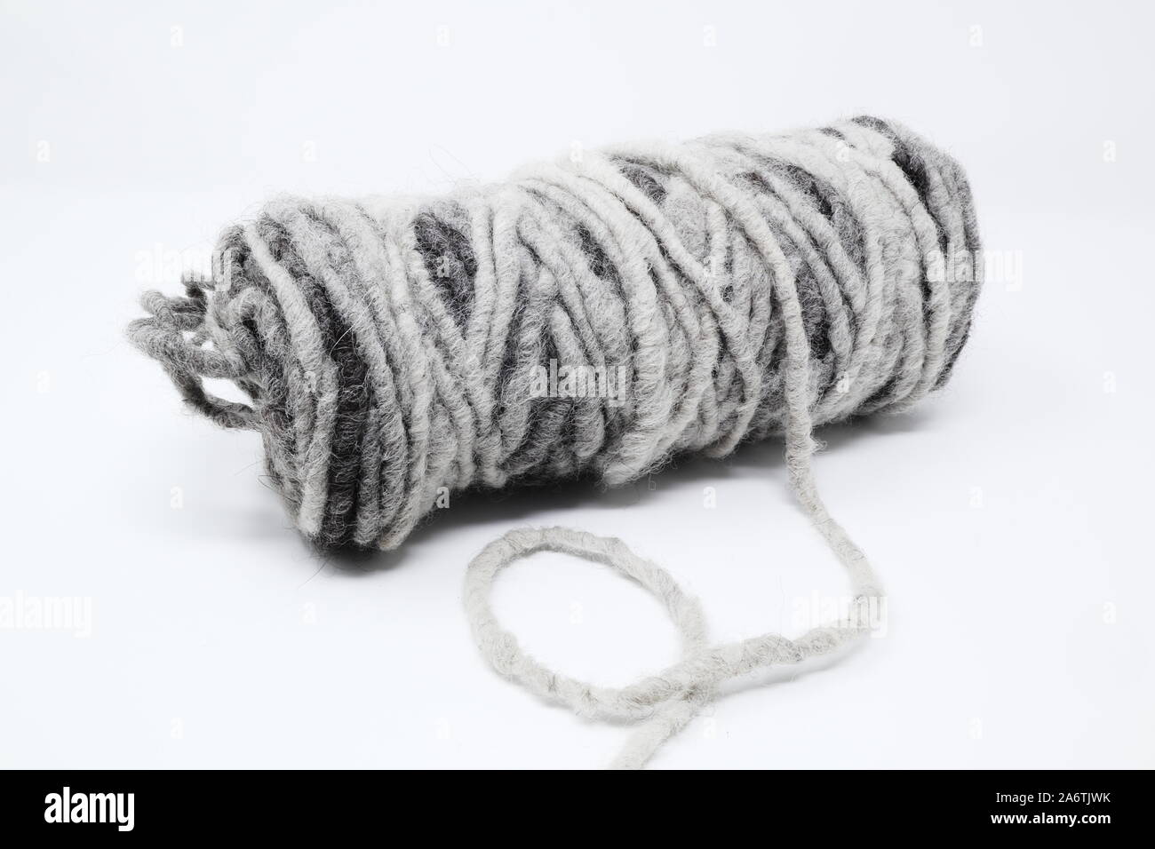 La lana e alpaca blend, filati corespun in naturali grigi e marroni e bianchi Foto Stock