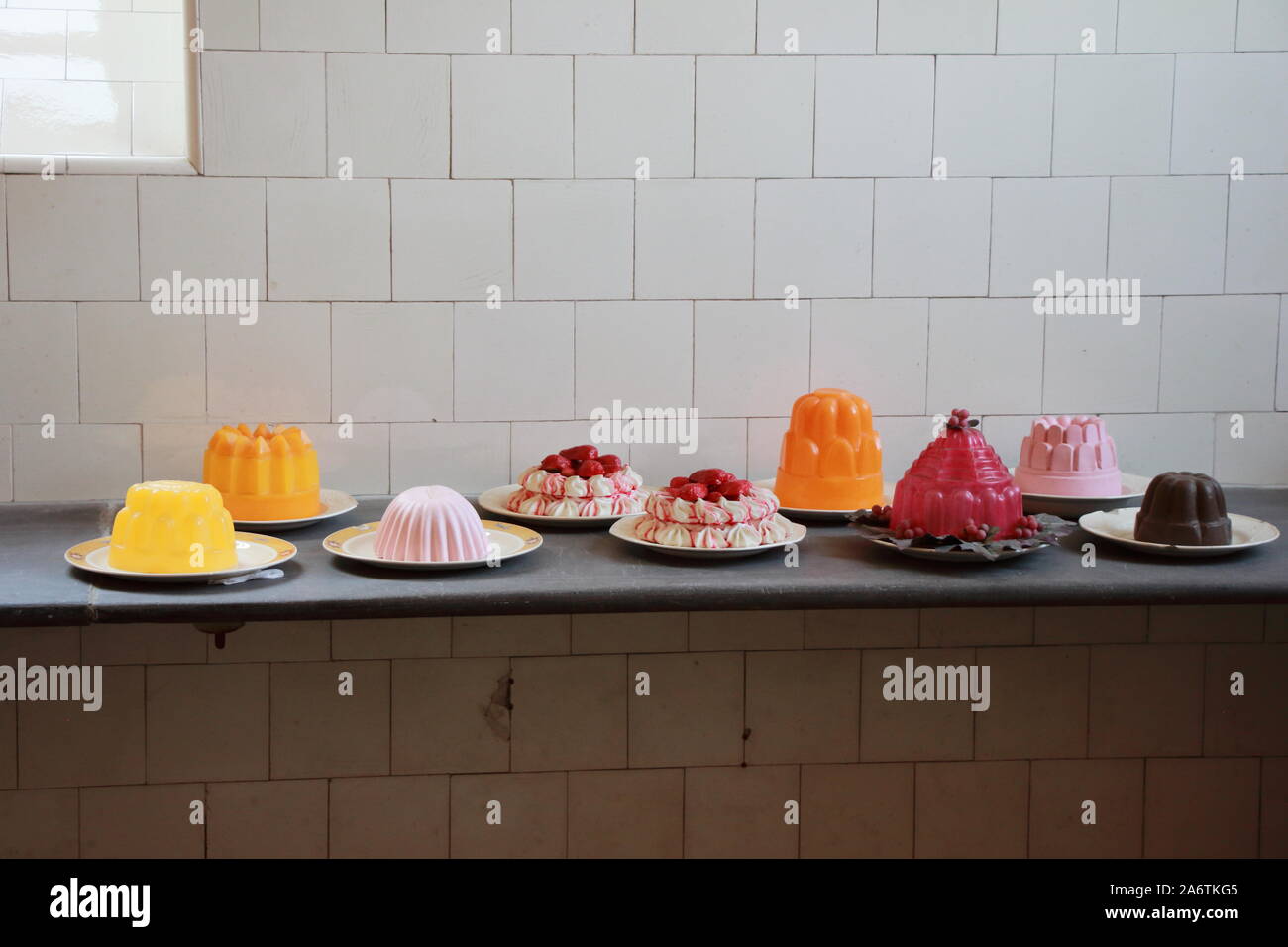 Diversi gelatina di inglese e budino dessert in un edificio del XIX secolo in cucina. Il vecchio maniero inglese. Foto Stock