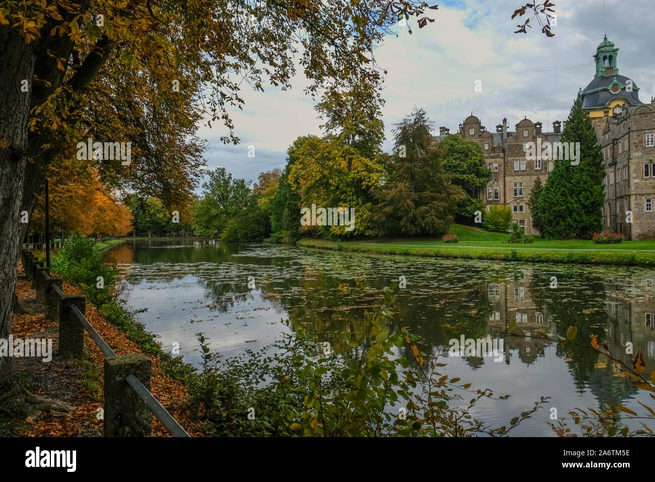 Castello storico di Bückeburg in Germania visto dal lago Foto Stock