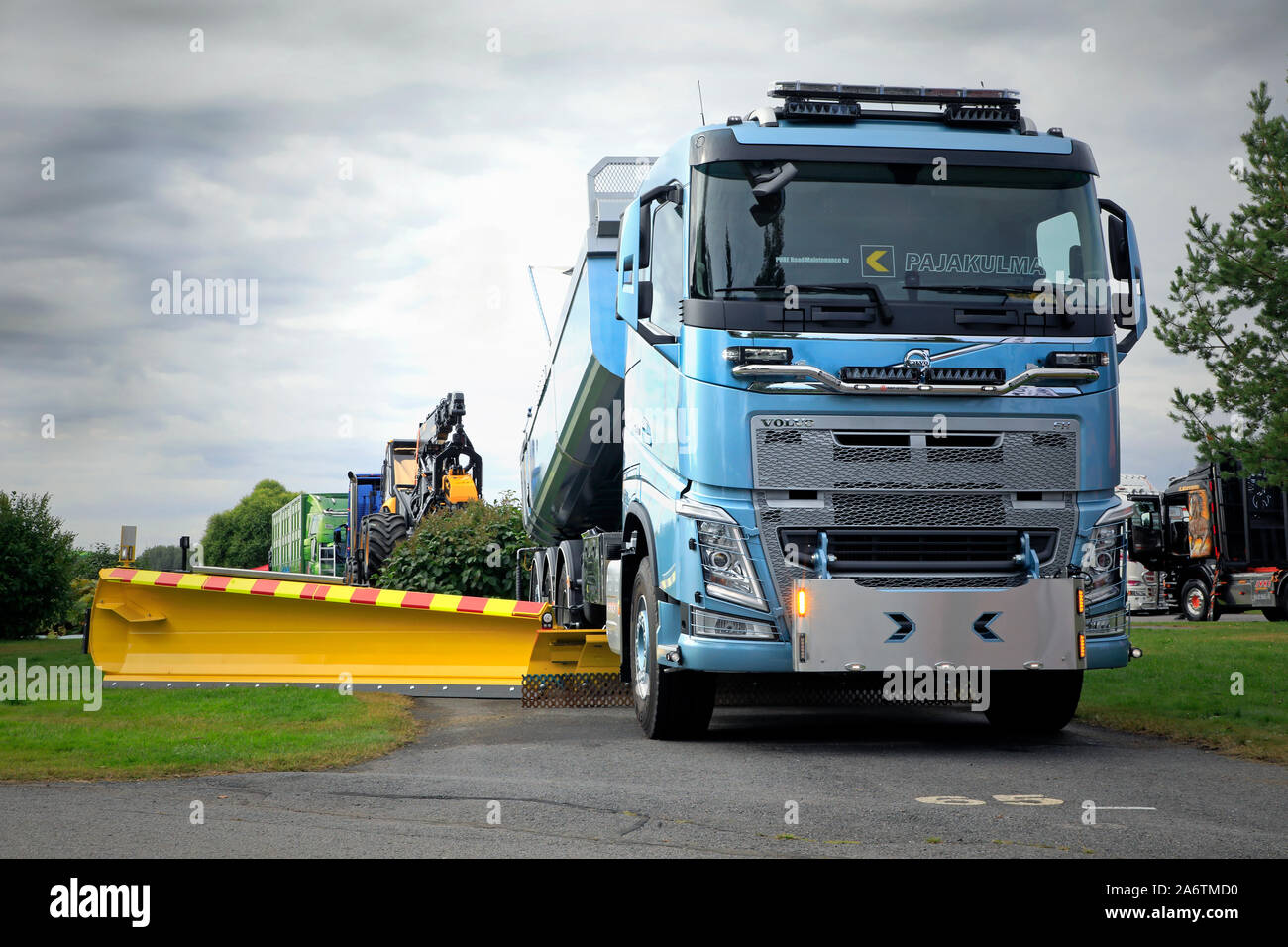 New Volvo FH della manutenzione stradale carrello con apparecchiature Pajakulma visualizzati sul carrello di alimentazione visualizza il latte Alaharma, Finlandia. Il 9 agosto 2019. Foto Stock