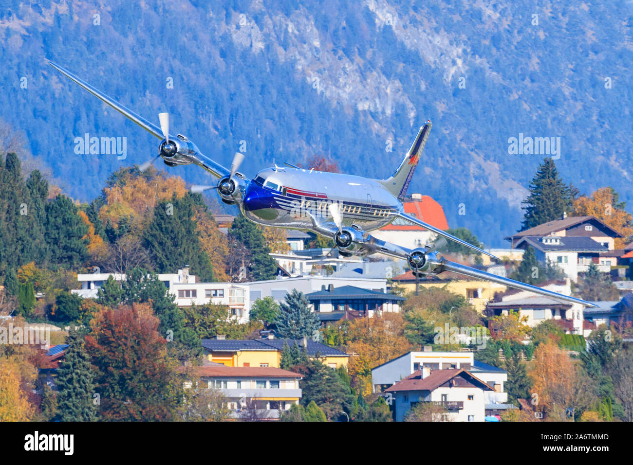 Innsbruck/Austria Ottobre 26, 2019: Red Bull Flying tori Douglas DC-6B a InnsbruckAirport. Foto Stock