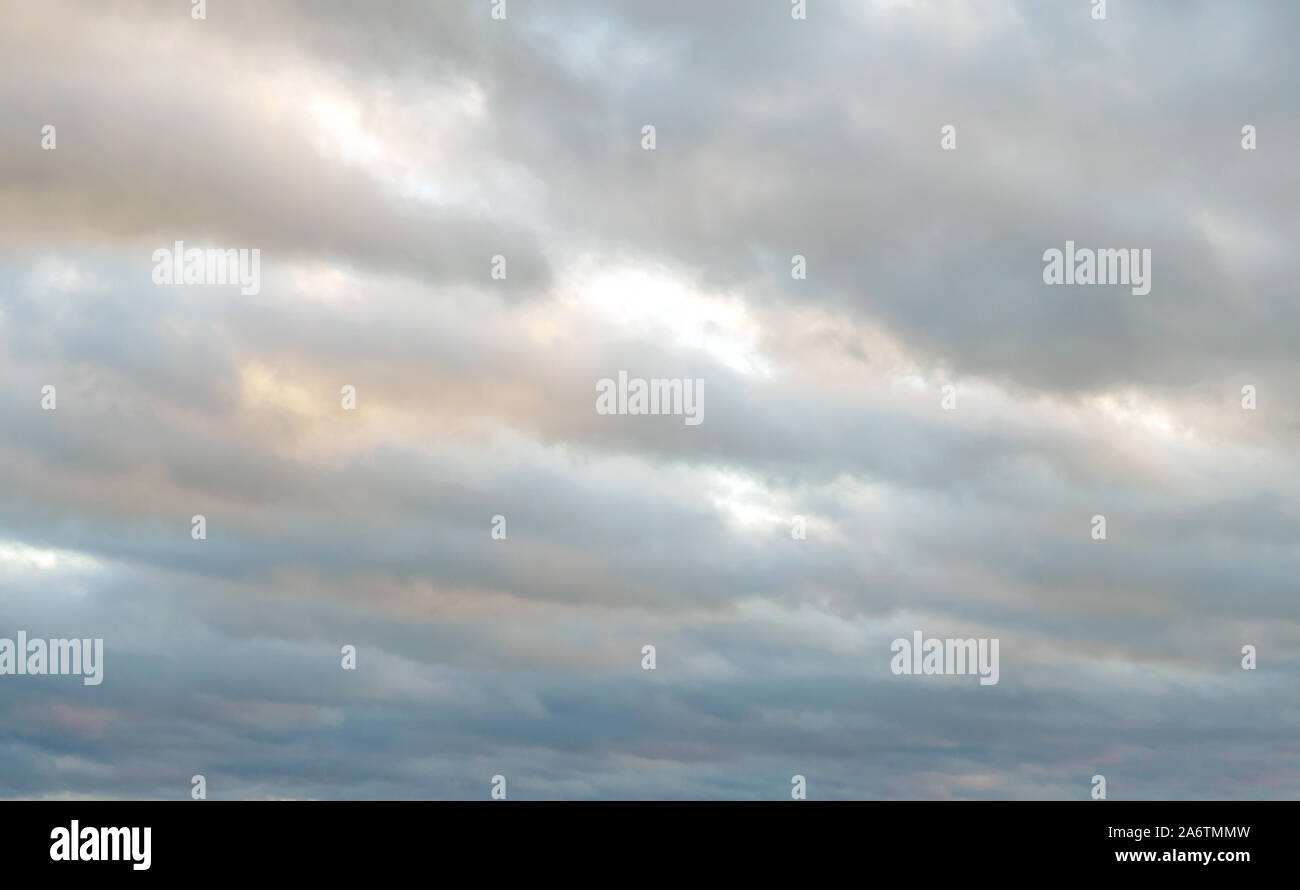 Nuvole parziale. Cancellazione di giorno. Cielo scuro su sfondo con aria nuvole. sky panorama, sparse cumulus nuvole per sfondo carta da parati desktop. Copia dello spazio. Foto Stock