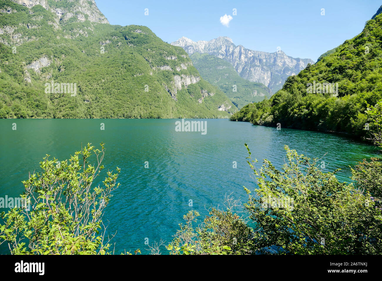 Foto veduta del lago di Molveno in Trentino Foto Stock