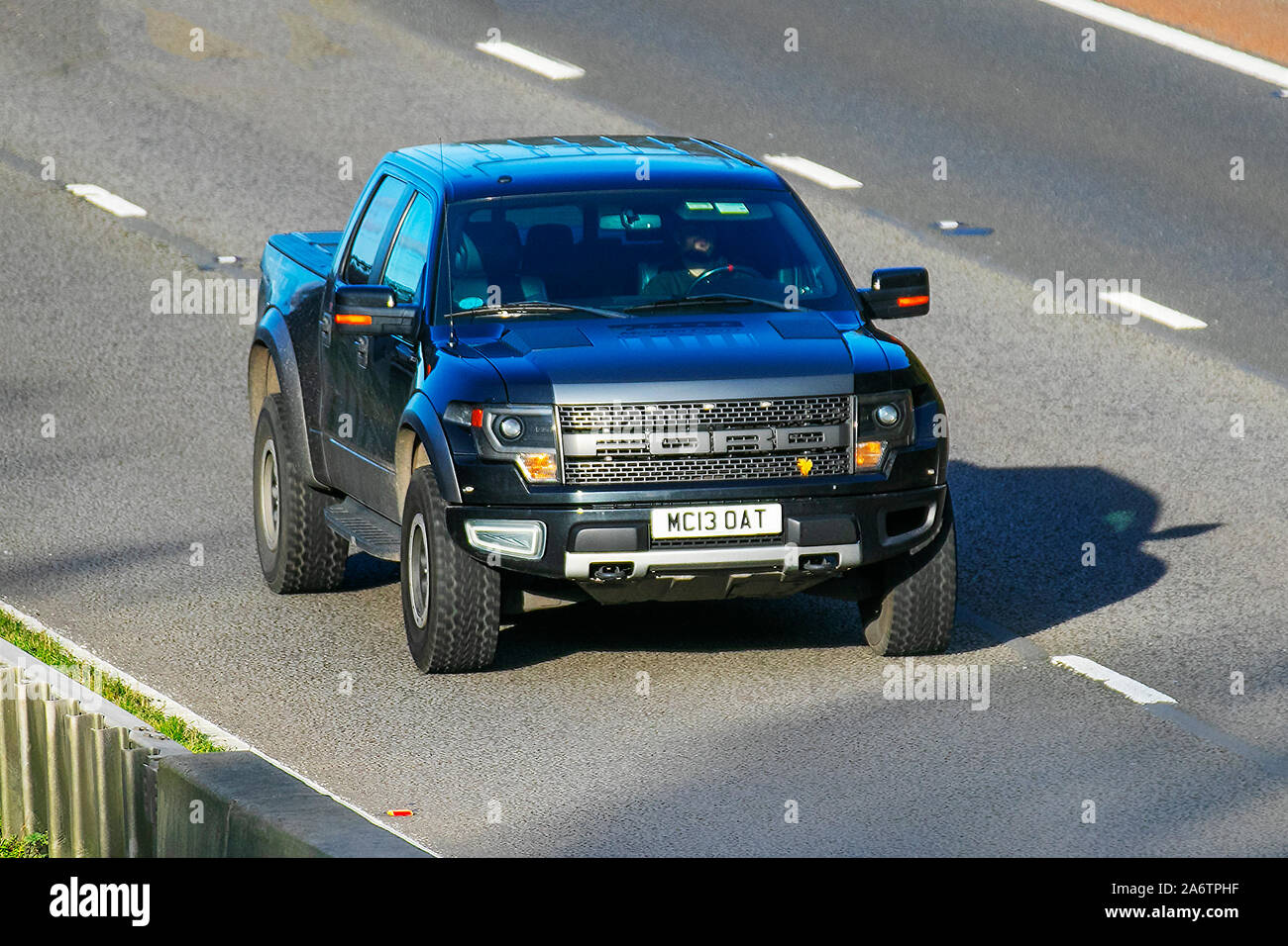 Ford FISO Raptor 4x4 2198 cc fuori strada pick-up; Regno Unito traffico veicolare, trasporto, veicoli moderni, berlina auto, in direzione sud sulla 3 corsie M6 autostrada. Foto Stock