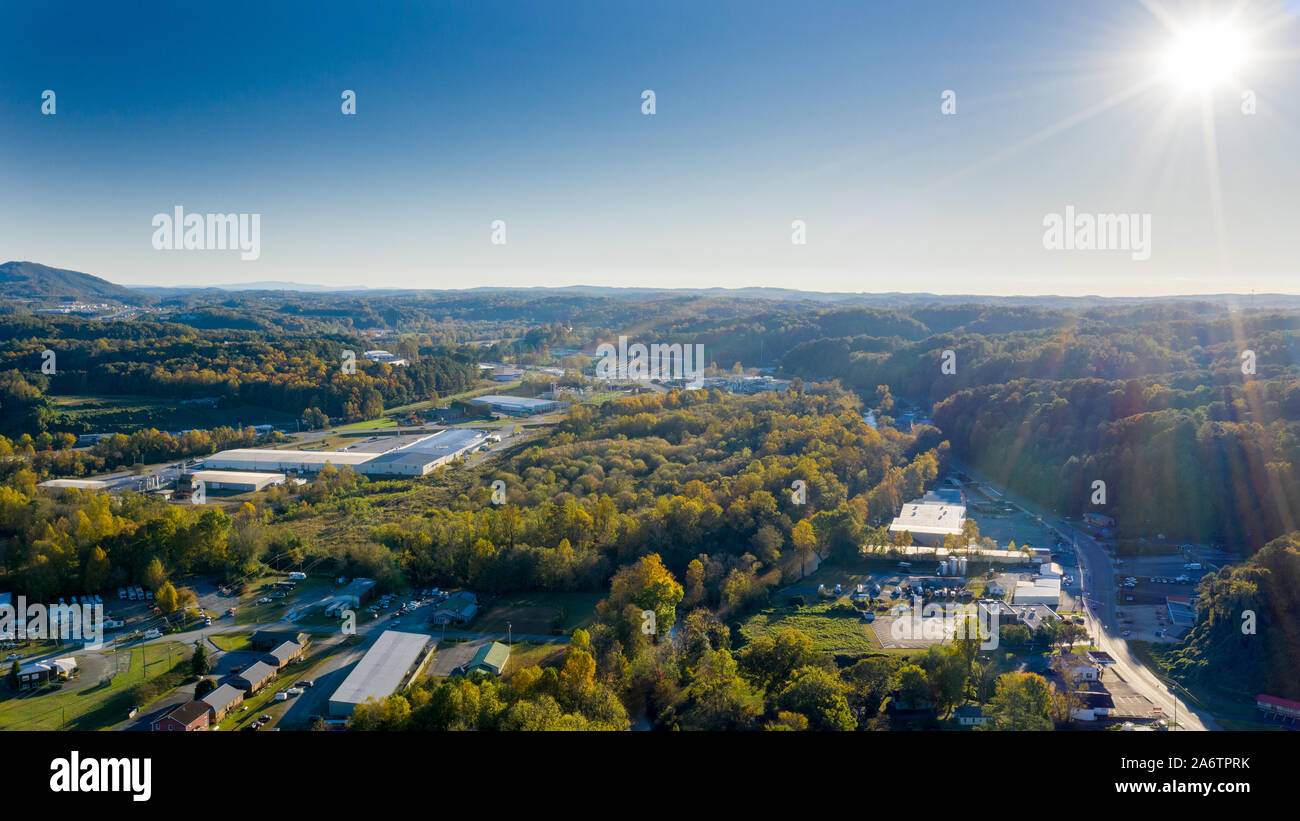 Tramonto dell'antenna durante la caduta in Ellijay Georgia In Georgia le montagne con raggi solari Foto Stock