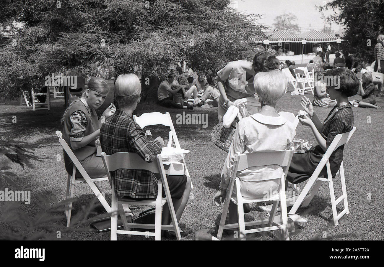 1964 studenti universitari storici seduti fuori dal campus della University of Southern California (USC), Los Angeles, California, USA. Foto Stock