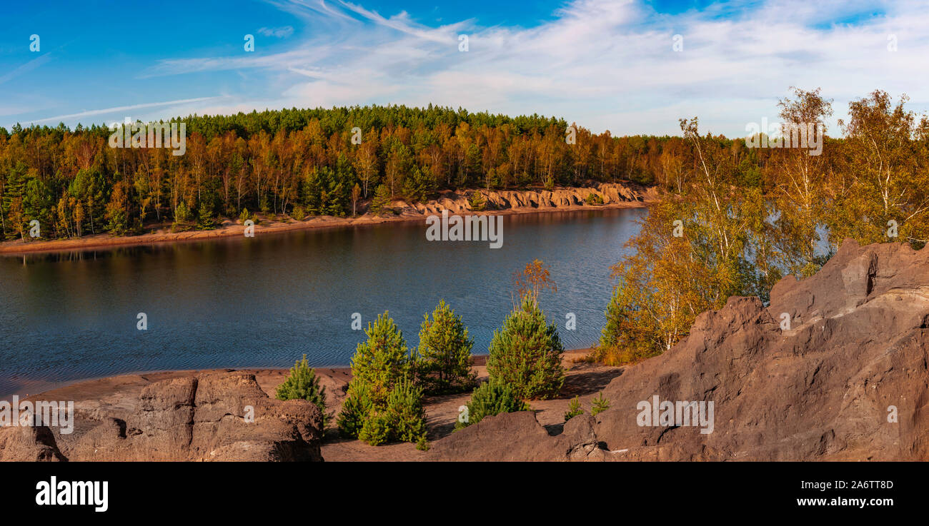 Bella Vista autunnale della miniera di ferro lago di colore rosso a Bad Muskau Park, Polonia sito. Foto Stock