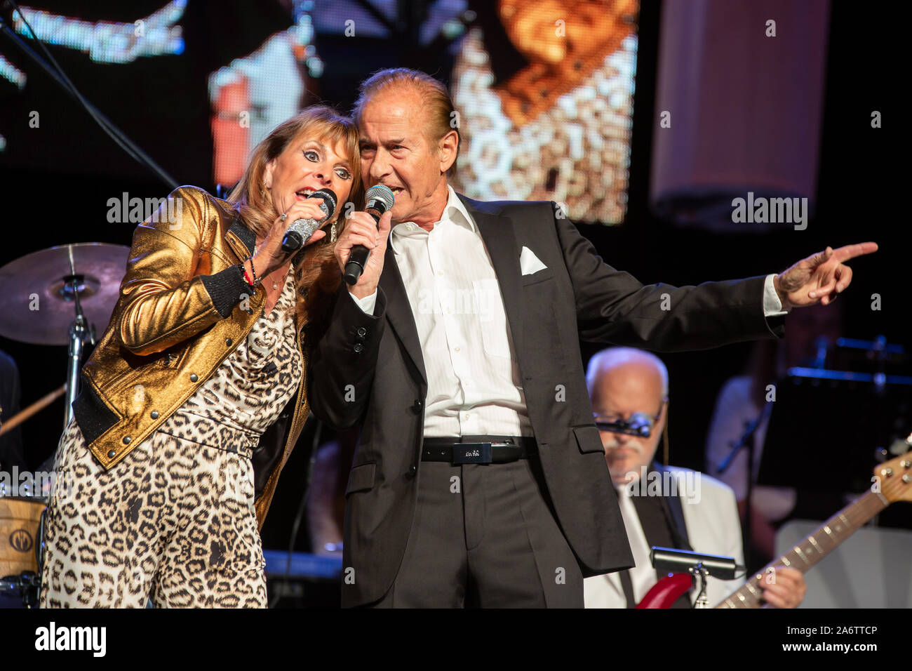 Anglo-tedesco cantante pop Ireen Sheer (hit 'goodbye Mama") e cantante tedesco Michael Holm (hit 'Mendocino' come adattamento tedesco) sta eseguendo a Schlager music show Schlagerlegenden, con schlager star della musica degli anni sessanta e settanta Ireen Sheer, Peggy Marzo, Lena Valaitis, Graham Bonney, Michael Holm e Orchester Otti Bauer. A Stadthalle Wetzlar, Wetzlar, Germania, 27 ott 2019. Credito: Christian Lademann Foto Stock