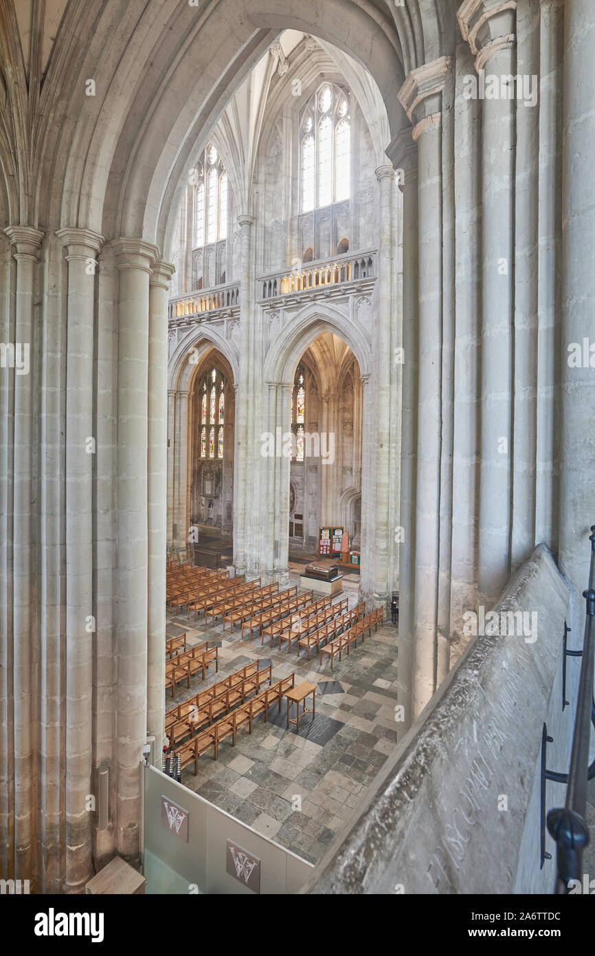 Il West End di la più lunga navata gotica in Europa, presso la cattedrale medievale di Winchester, Hampshire, Inghilterra. Foto Stock