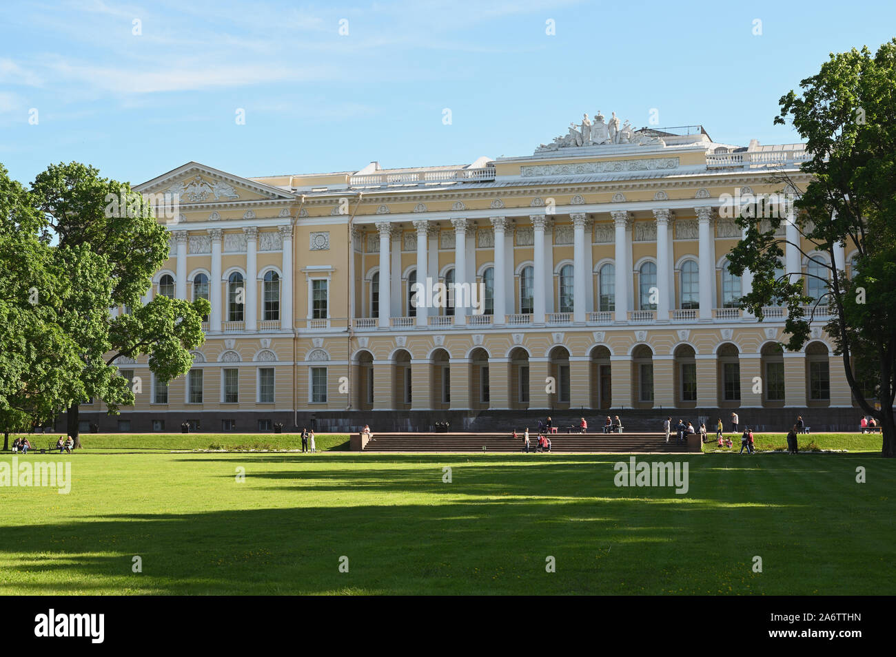 San Pietroburgo, Russia - 17 Giugno 2018: Persone in appoggio in giardino Mikhailovsky contro la facciata nord del Palazzo Mikhailovsky. Costruito nel 1819-1825 da de Foto Stock