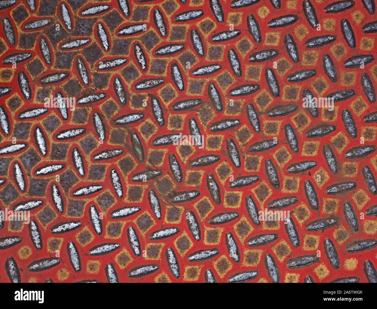 Luminoso schema simmetrico della piastra in acciaio con brillanti ellissoide sollevata impugnatura di sicurezza dove la vernice rossa ha usurato - irregolare forme rettangolari in spazi vuoti Foto Stock