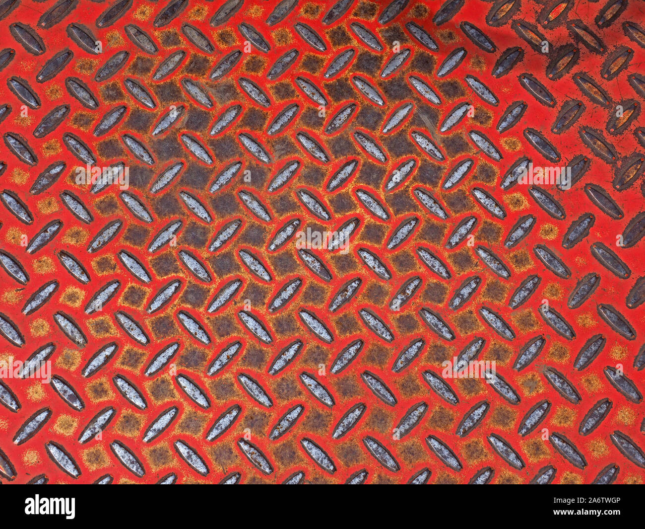 Luminoso schema simmetrico della piastra in acciaio con brillanti ellissoide sollevata impugnatura di sicurezza dove la vernice rossa ha usurato - irregolare forme rettangolari in spazi vuoti Foto Stock