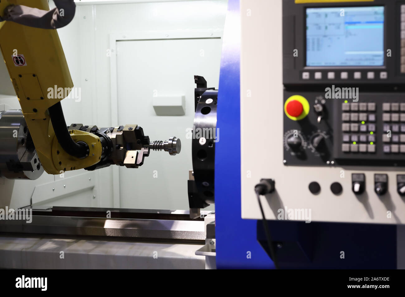 CNC centro di lavorazione con robot collaborativi per l'automazione delle operazioni di carico e scarico. Messa a fuoco selettiva. Foto Stock