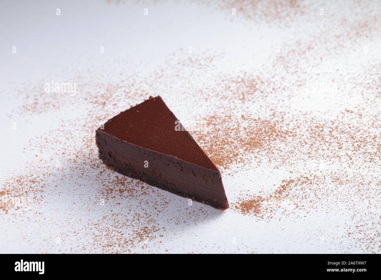 Fetta di Cheesecake al cioccolato su un sfondo grunge Foto Stock